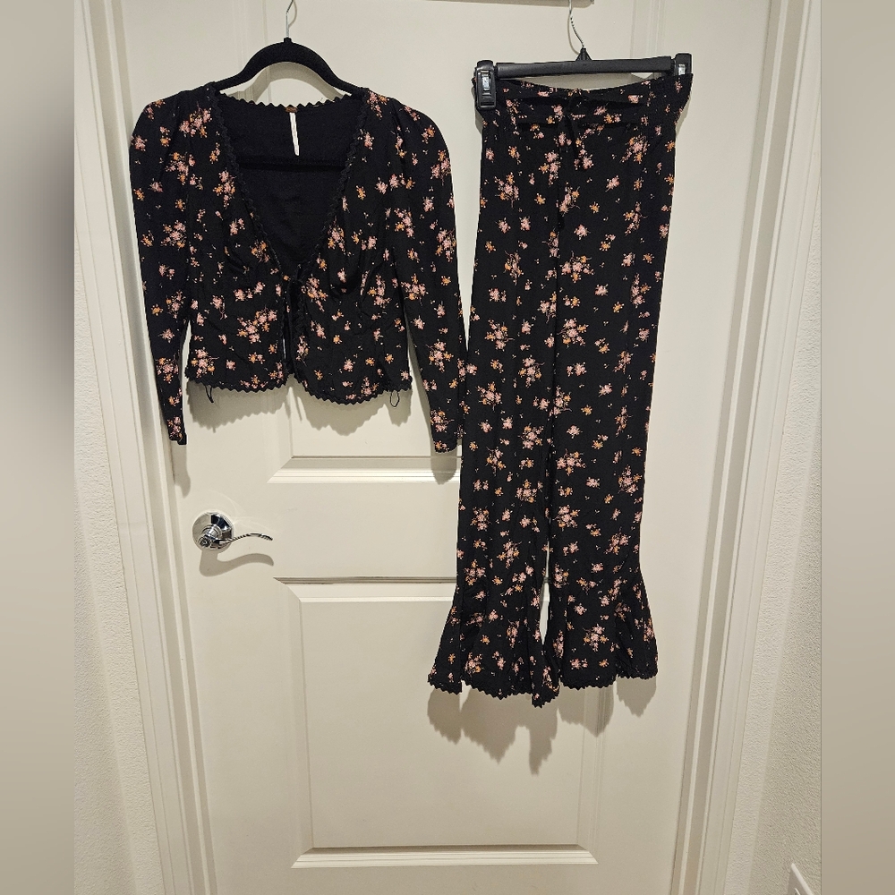 Free People El Paso Floral Print 2pc V-Neck Tie Front Top Flare Pant Set…